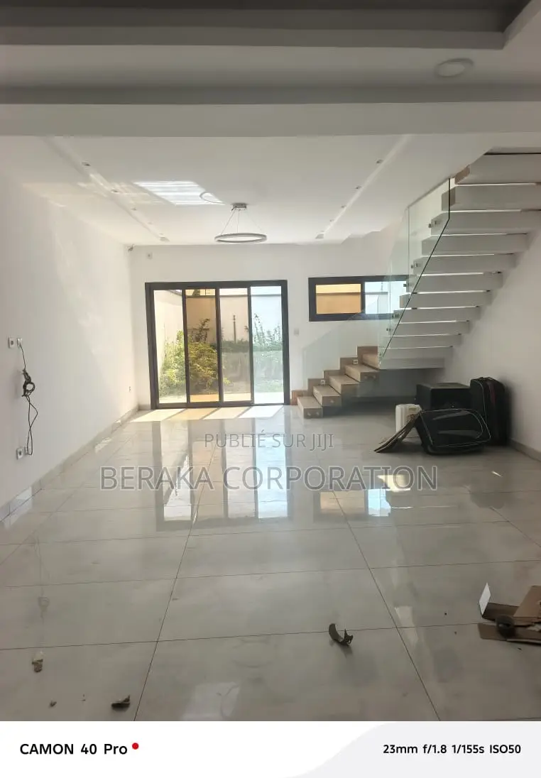 5chbre Duplex dans Beraka Corporation, Bingerville à Louer