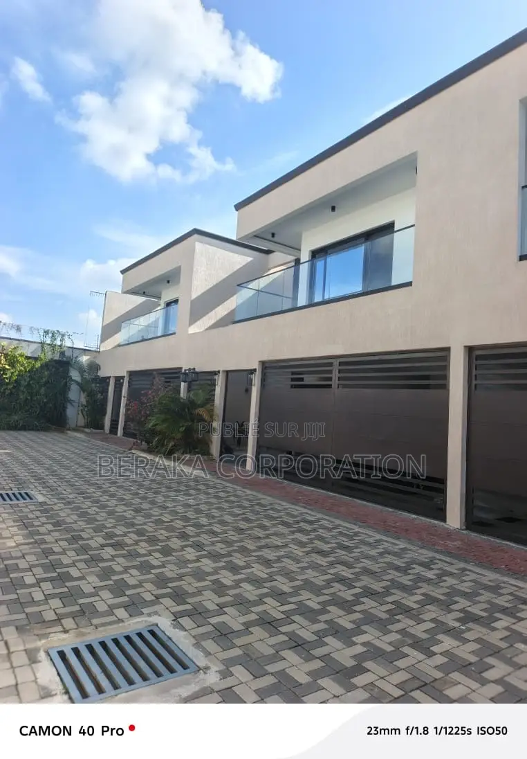 5chbre Duplex dans Beraka Corporation, Bingerville à Louer