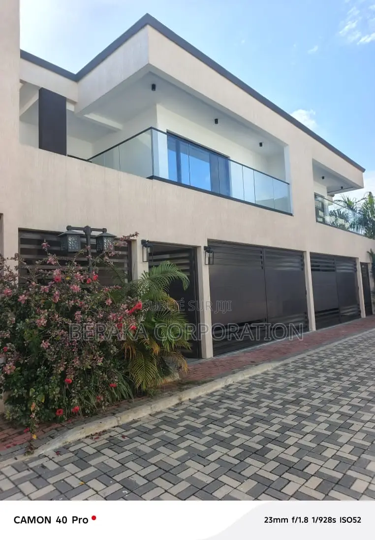 5chbre Duplex dans Beraka Corporation, Bingerville à Louer