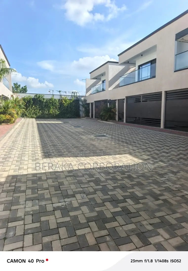 5chbre Duplex dans Beraka Corporation, Bingerville à Louer