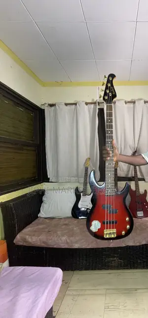 Guitare Importé Basse 4 Cordes Casi Neuf