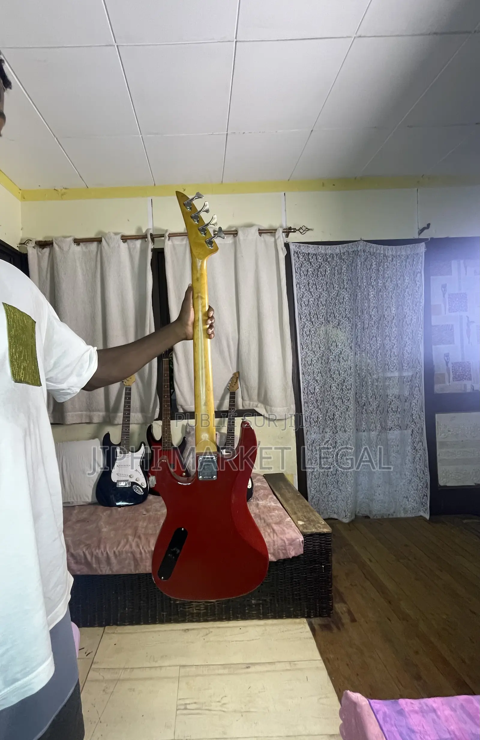 Guitare Basse Original Et Moins Chère