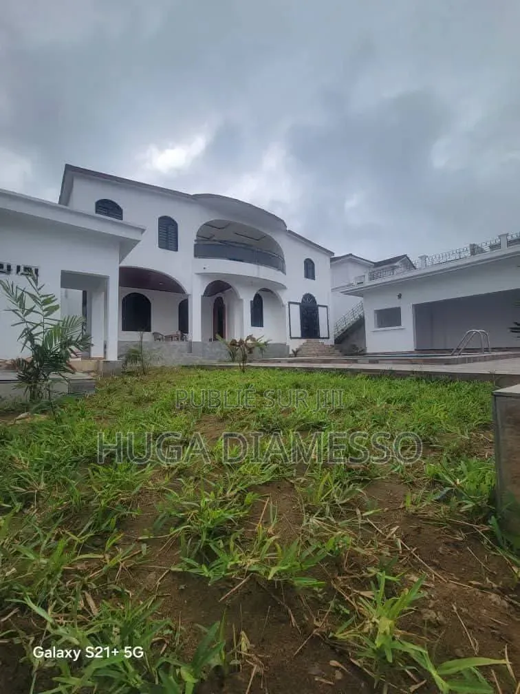 8chbre Duplex dans Huga Diamesso, Cocody à Louer