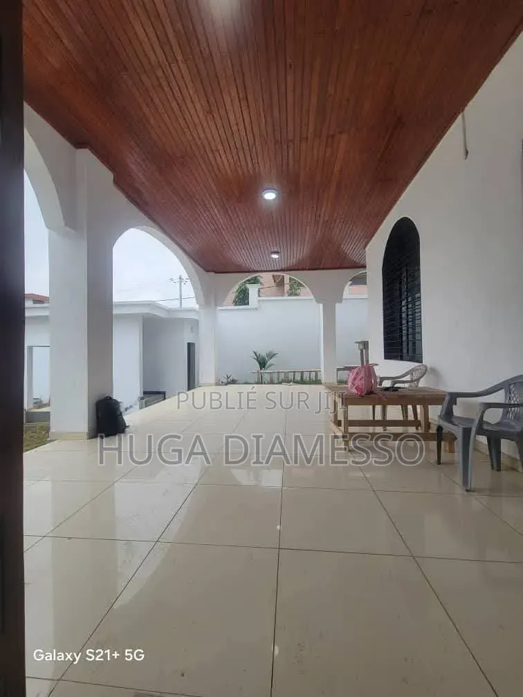 8chbre Duplex dans Huga Diamesso, Cocody à Louer