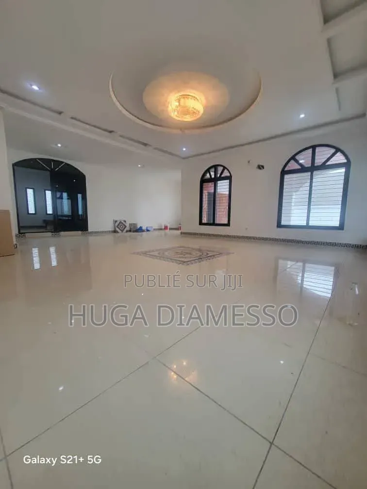 8chbre Duplex dans Huga Diamesso, Cocody à Louer