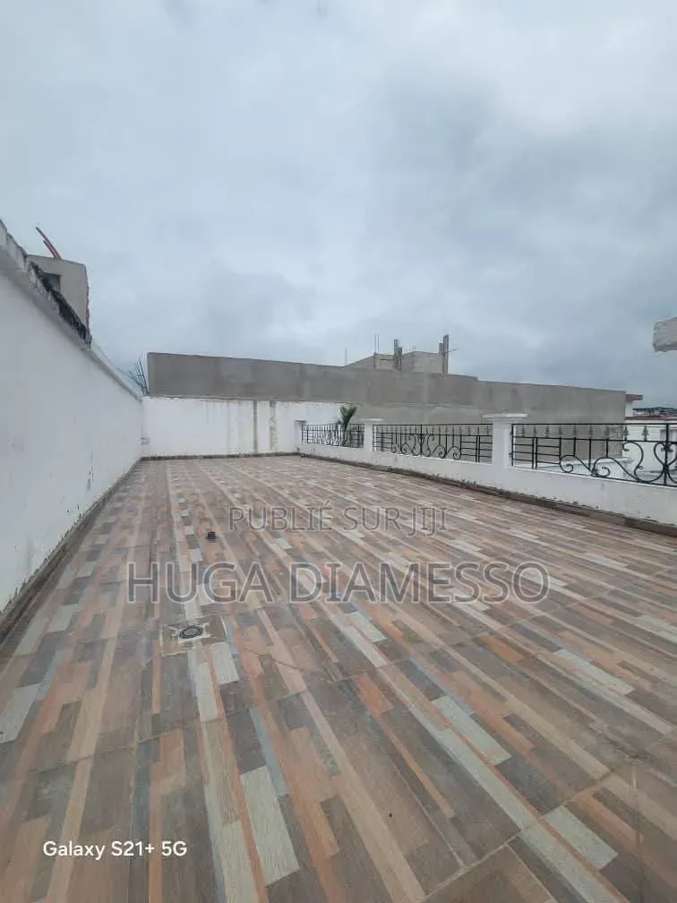 8chbre Duplex dans Huga Diamesso, Cocody à Louer