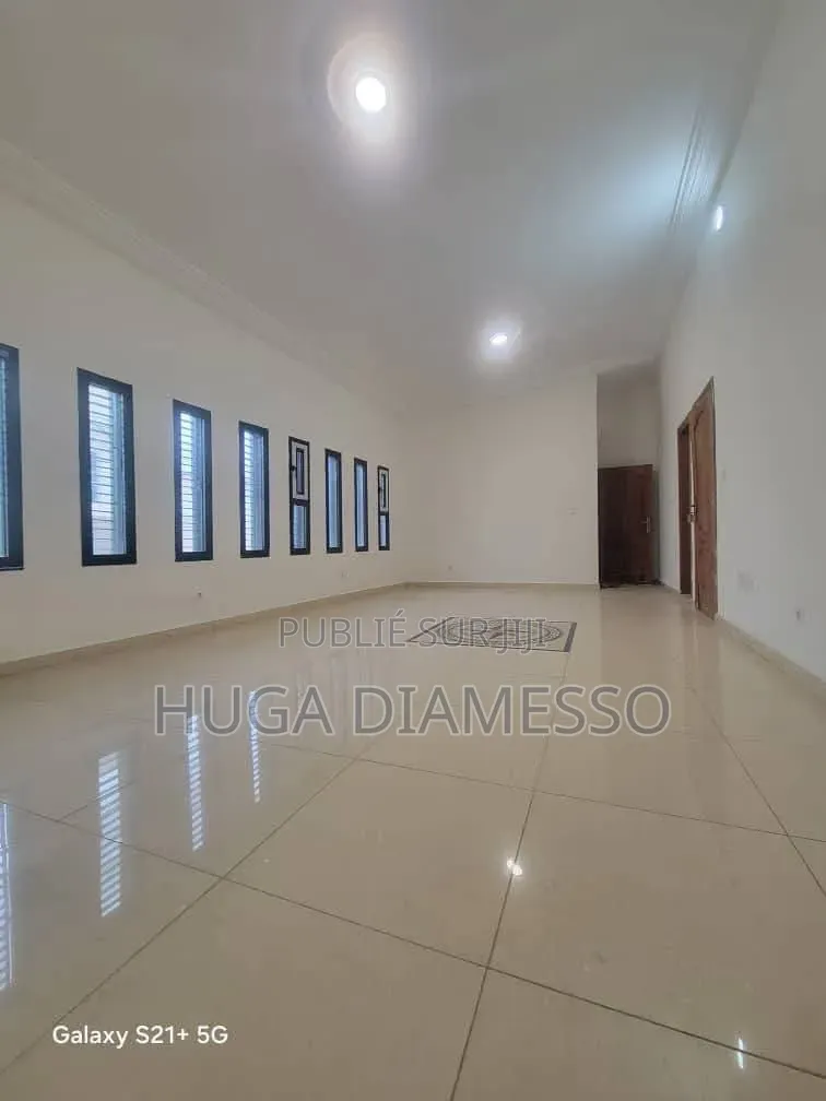 8chbre Duplex dans Huga Diamesso, Cocody à Louer