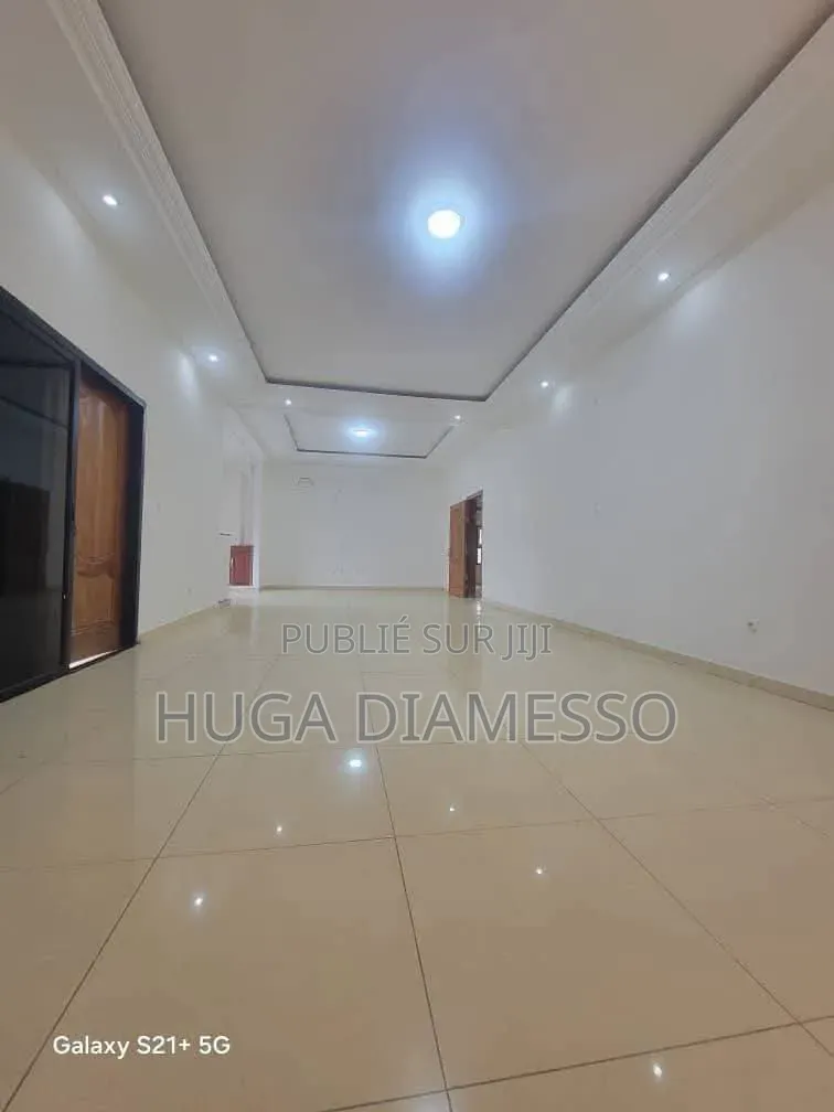 8chbre Duplex dans Huga Diamesso, Cocody à Louer