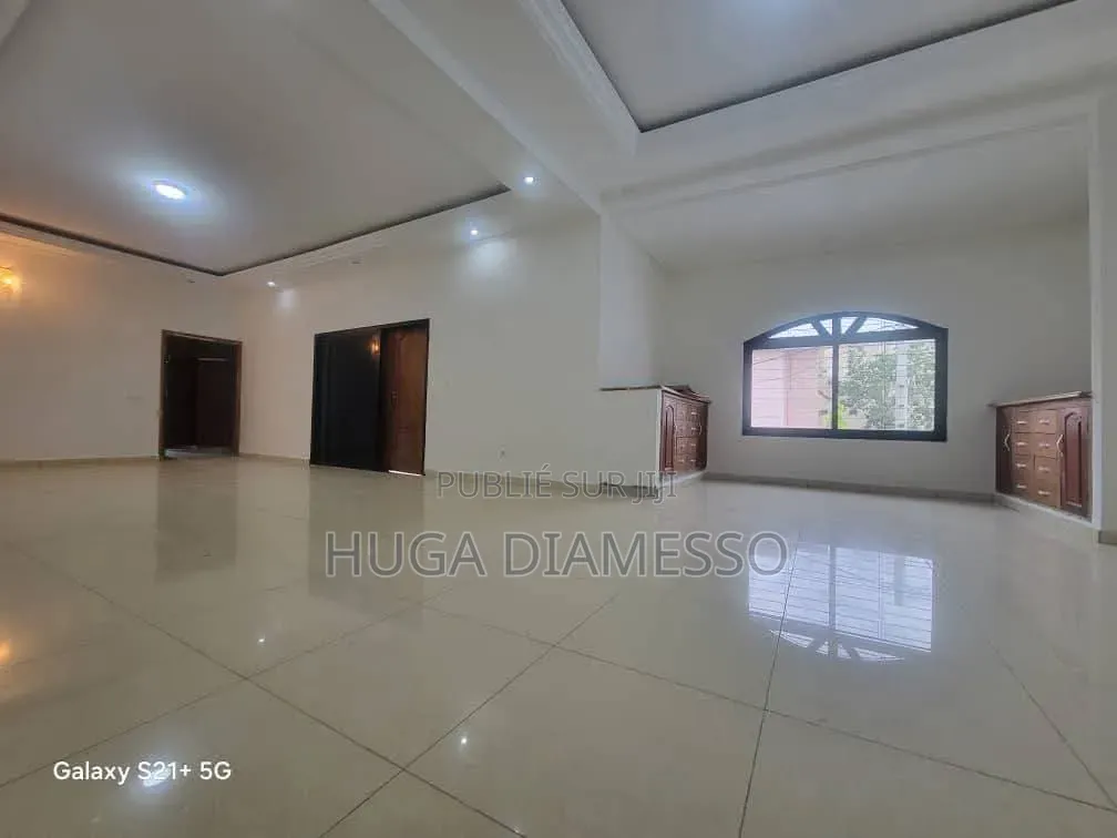 8chbre Duplex dans Huga Diamesso, Cocody à Louer
