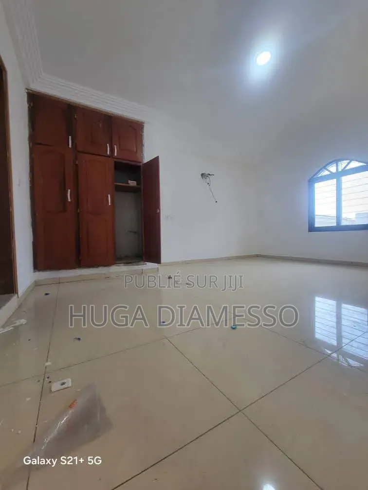 8chbre Duplex dans Huga Diamesso, Cocody à Louer