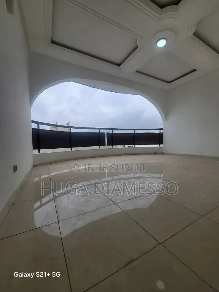 8chbre Duplex dans Huga Diamesso, Cocody à Louer
