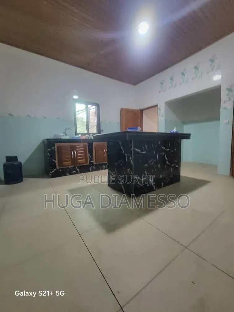 8chbre Duplex dans Huga Diamesso, Cocody à Louer