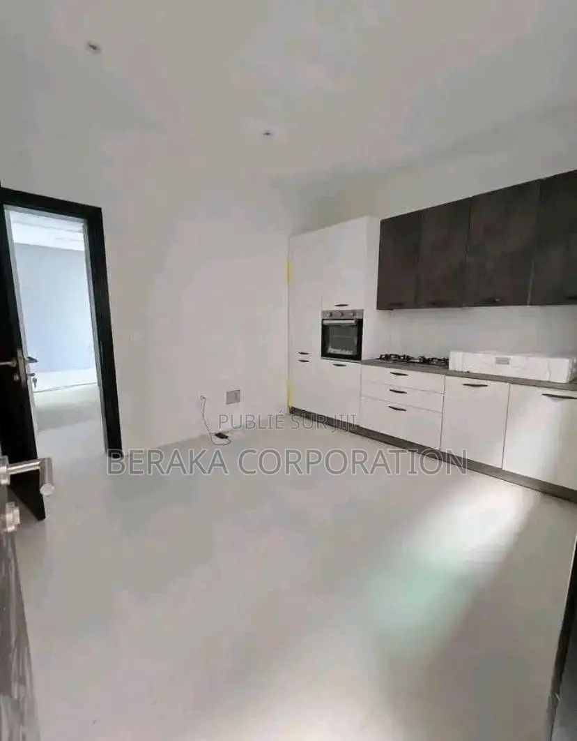 9chbre Duplex dans Beraka Corporation, Cocody à Louer