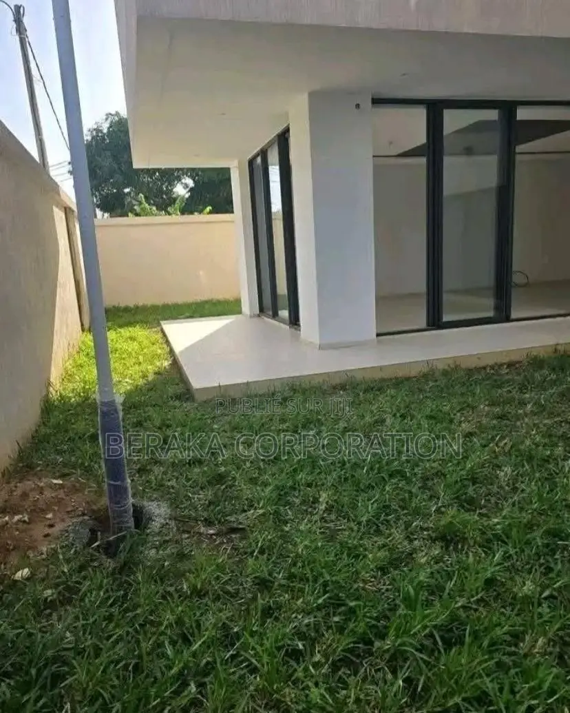 9chbre Duplex dans Beraka Corporation, Cocody à Louer