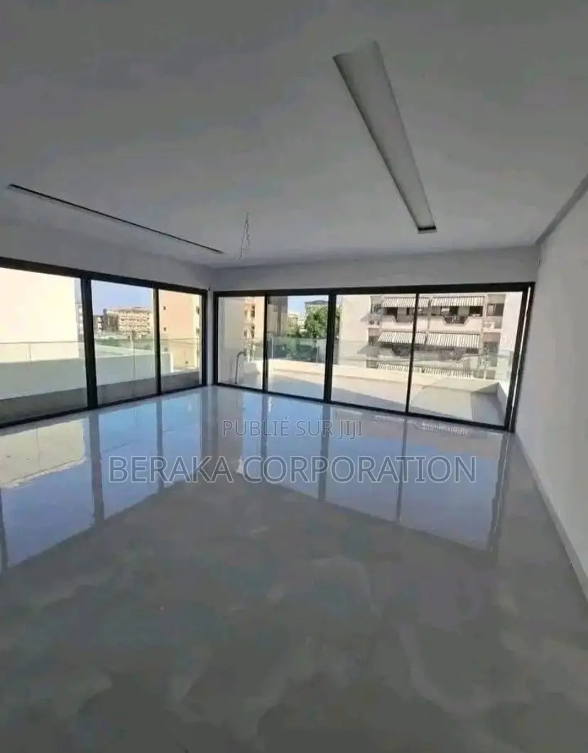 9chbre Duplex dans Beraka Corporation, Cocody à Louer
