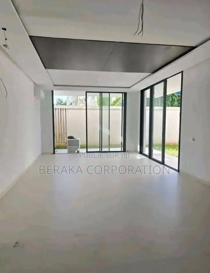 9chbre Duplex dans Beraka Corporation, Cocody à Louer