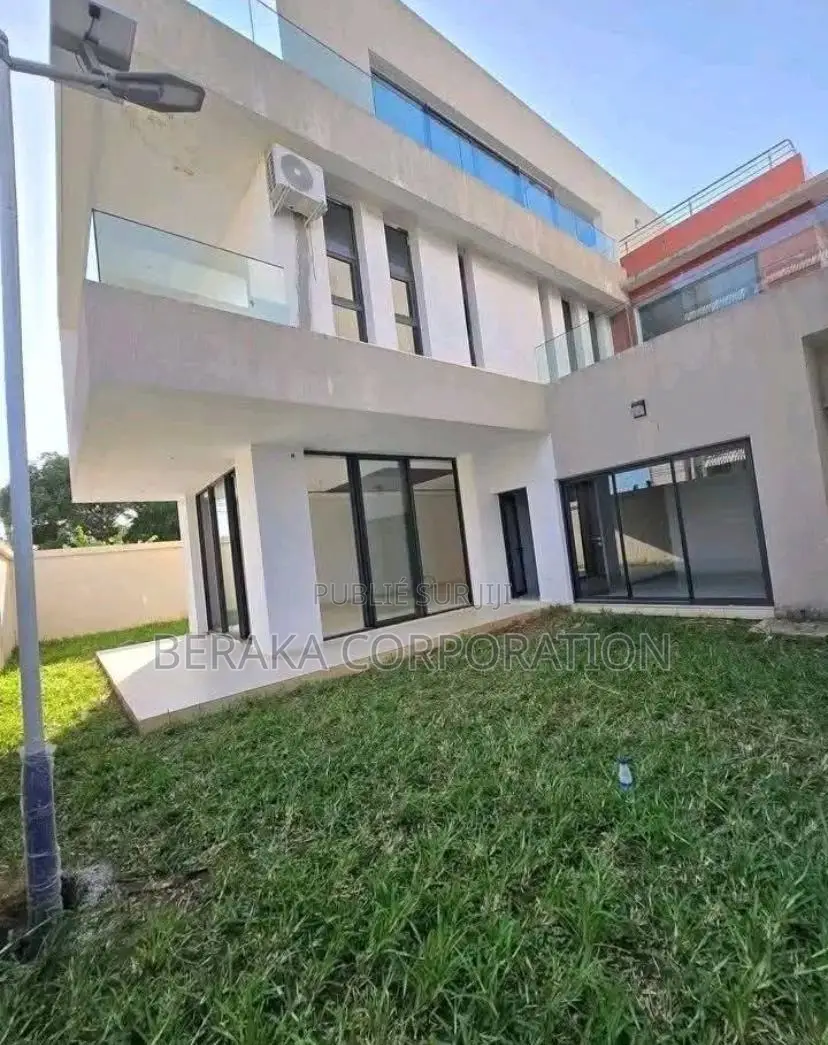 9chbre Duplex dans Beraka Corporation, Cocody à Louer