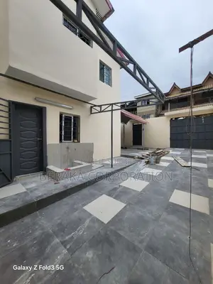 4chbre Duplex dans Beraka Corporation, Cocody à Louer