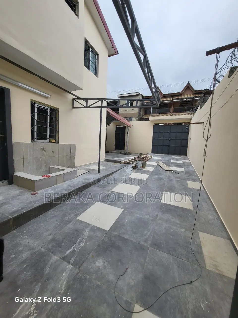 4chbre Duplex dans Beraka Corporation, Cocody à Louer