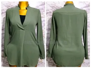 Chemise Olive Élégante. Solde : 1500fcfa