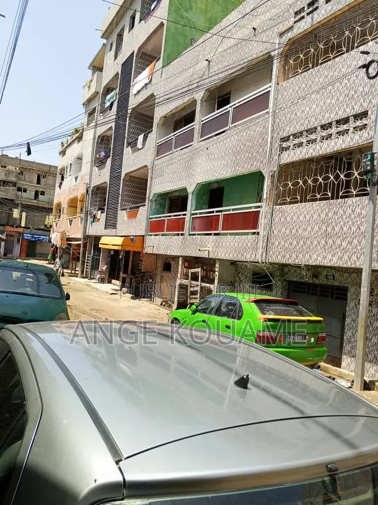 8chbre Appartement dans Un Immeuble R+2, Koumassi à Vendre
