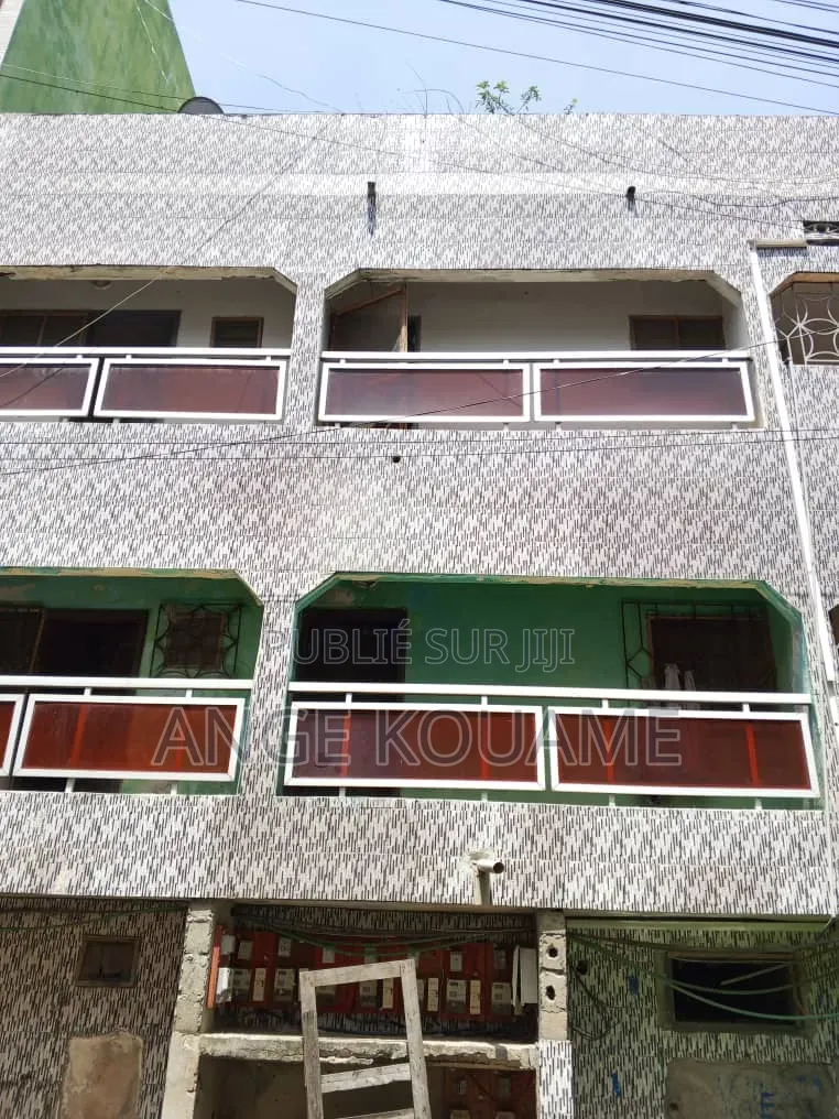 8chbre Appartement dans Un Immeuble R+2, Koumassi à Vendre