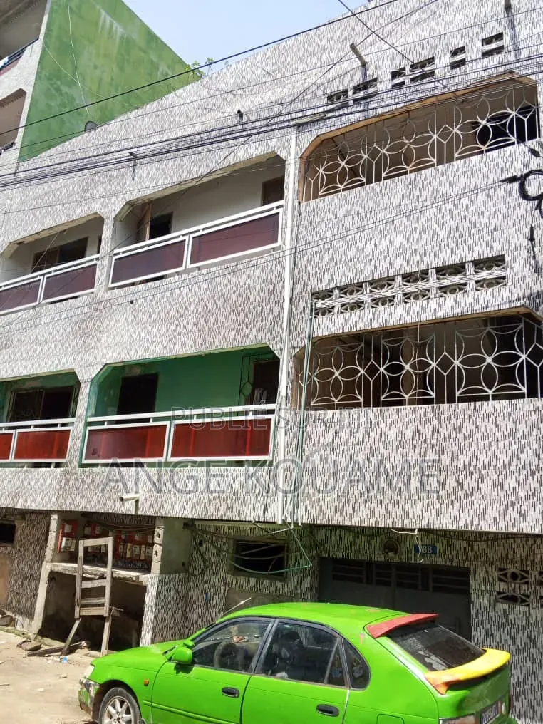 8chbre Appartement dans Un Immeuble R+2, Koumassi à Vendre