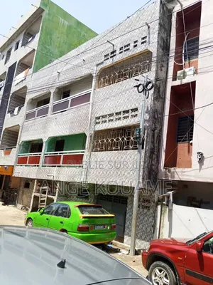 8chbre Appartement dans Un Immeuble R+2, Koumassi à Vendre