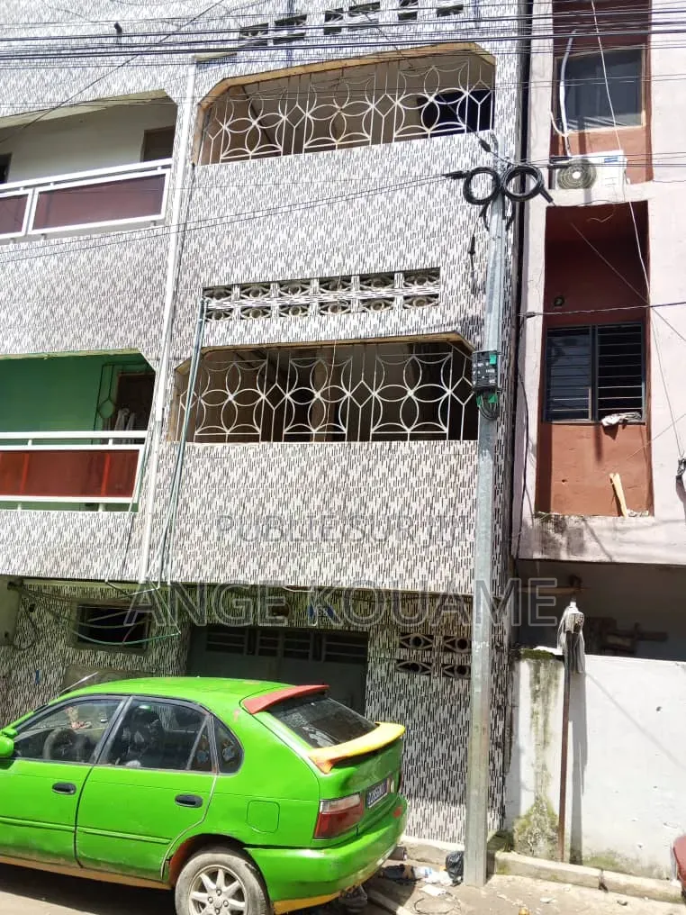 8chbre Appartement dans Un Immeuble R+2, Koumassi à Vendre