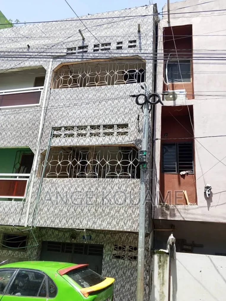 8chbre Appartement dans Un Immeuble R+2, Koumassi à Vendre