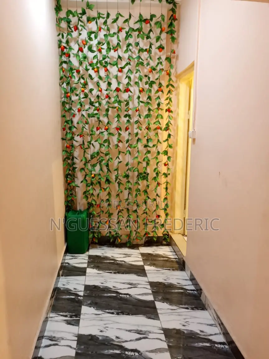 Magasin 200 M2 À Louer Marcory Route Principale Du Quartier Résidentie