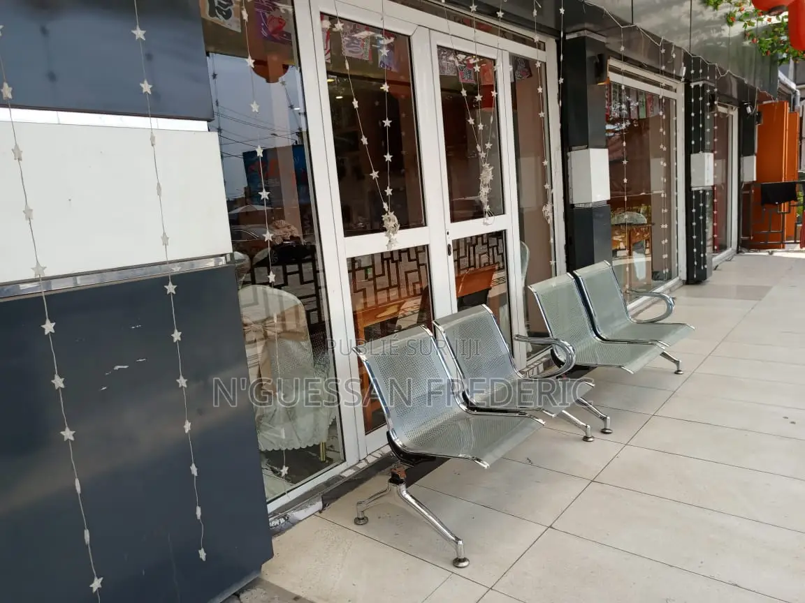 Magasin 200 M2 À Louer Marcory Route Principale Du Quartier Résidentie