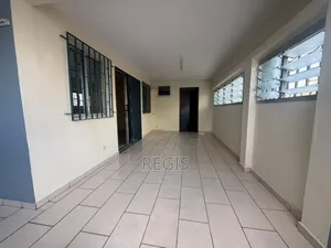 3chbre Villa dans Villa, Cocody à Louer