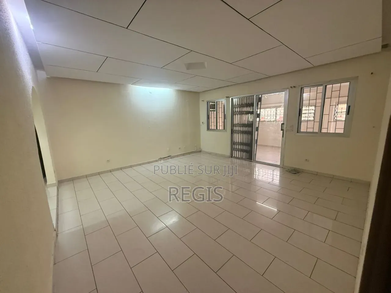 3chbre Villa dans Villa, Cocody à Louer