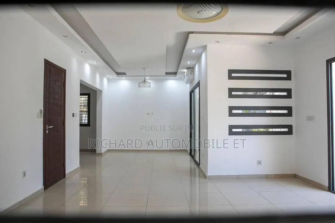 Meublé 6chbre Duplex dans Triplex, Cocody à Vendre