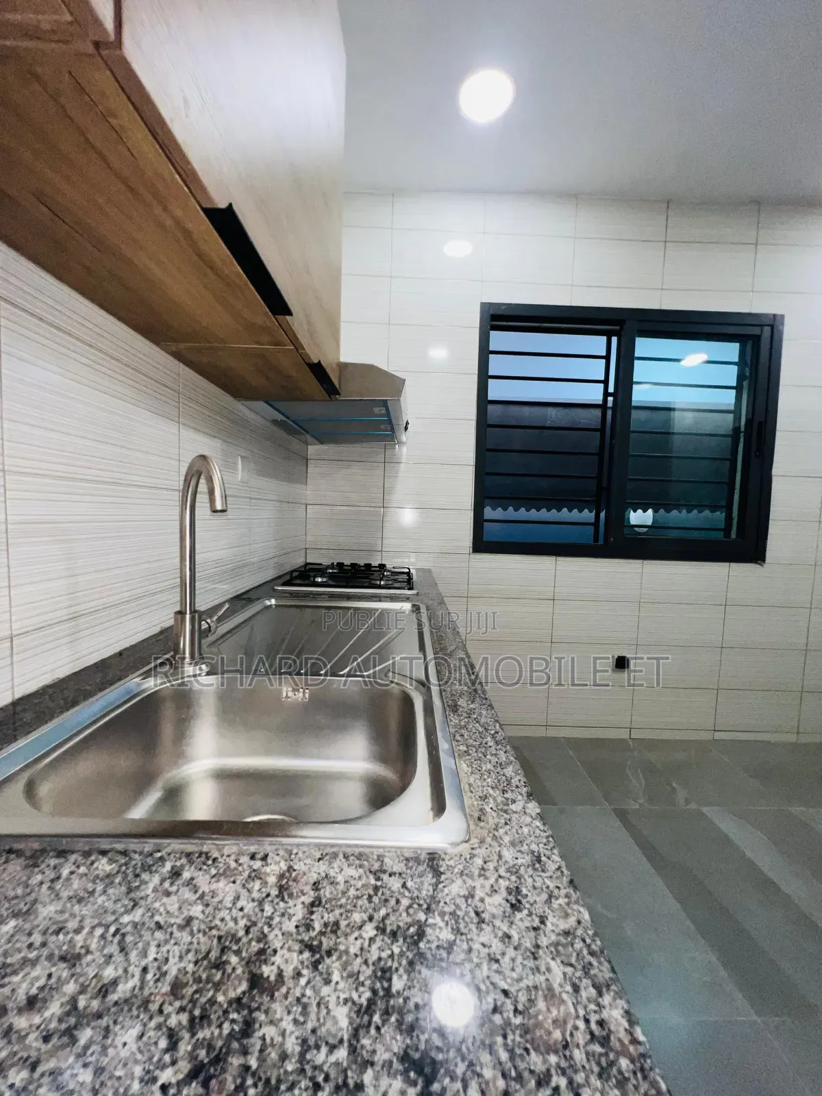 Meublé 6chbre Duplex dans Triplex, Cocody à Vendre