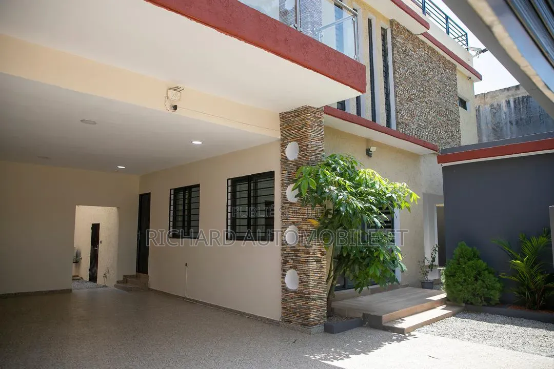 Meublé 6chbre Duplex dans Triplex, Cocody à Vendre