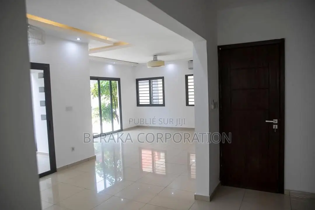 8chbre Duplex dans Beraka Corporation, Cocody à Vendre