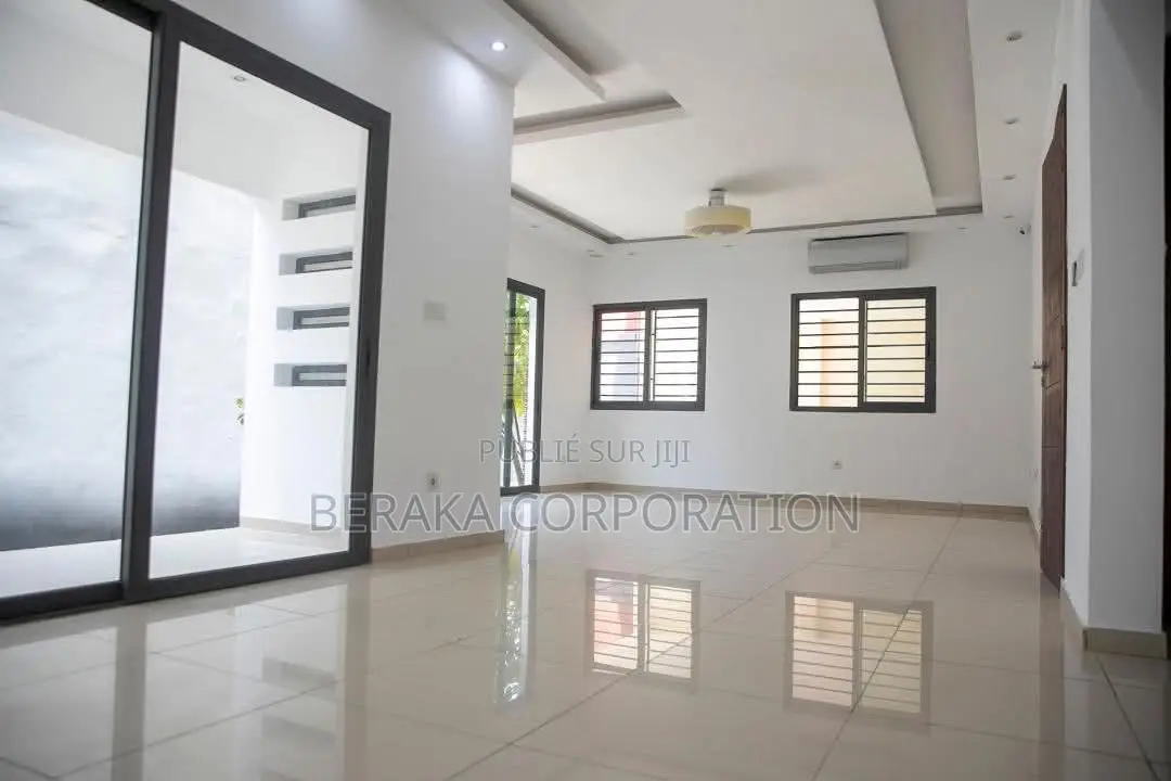8chbre Duplex dans Beraka Corporation, Cocody à Vendre