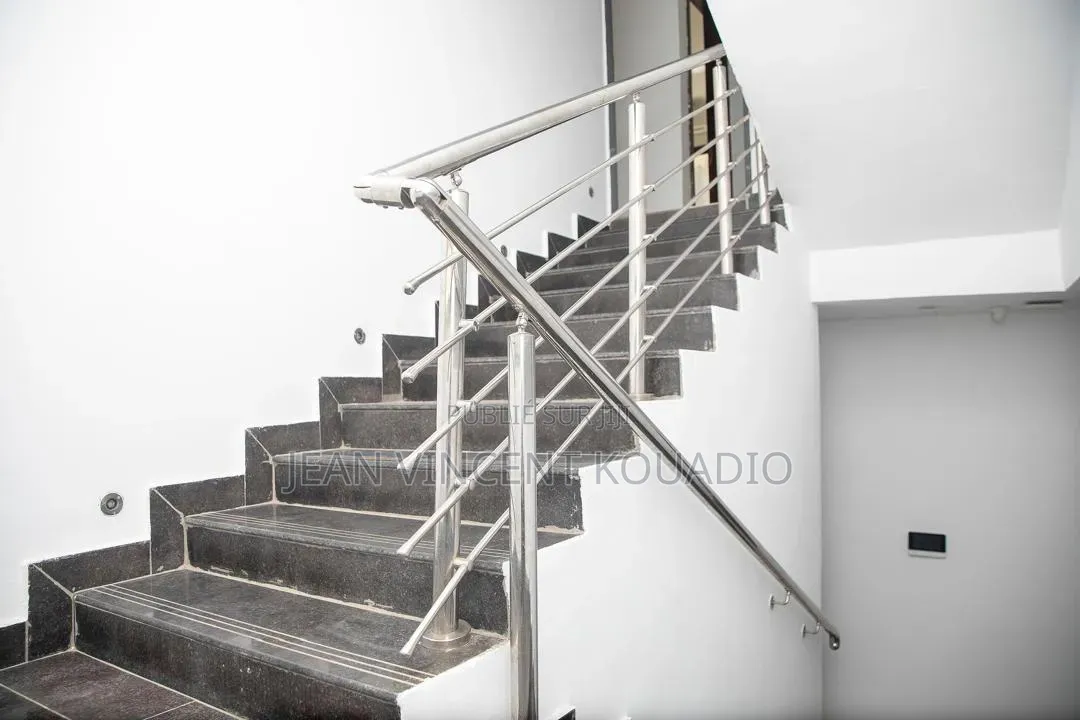 Meublé 6chbre Villa dans Immobilier, Cocody à Vendre