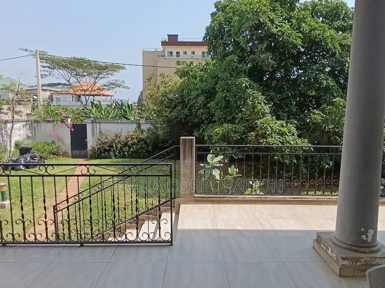 7chbre Maison dans Beraka Corporation, Cocody à Vendre