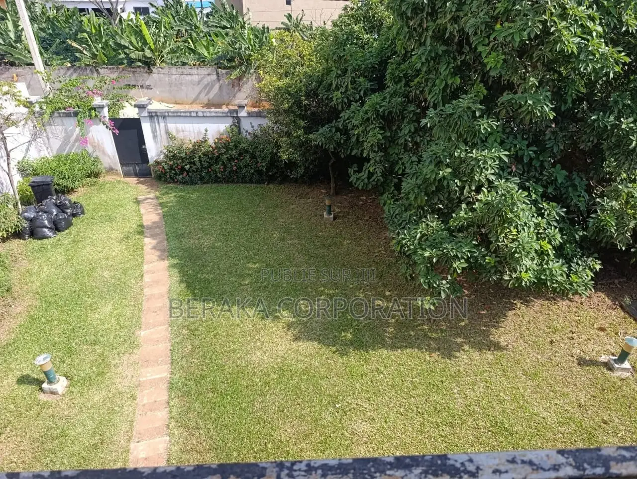 7chbre Maison dans Beraka Corporation, Cocody à Vendre