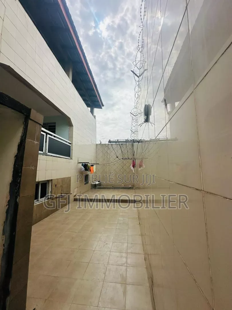 7chbre Duplex dans Francis Gweh, Cocody à Louer