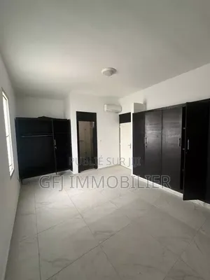 3chbre Appartement dans Francis Gweh, Cocody à Louer