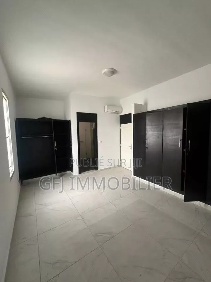 3chbre Appartement dans Francis Gweh, Cocody à Louer
