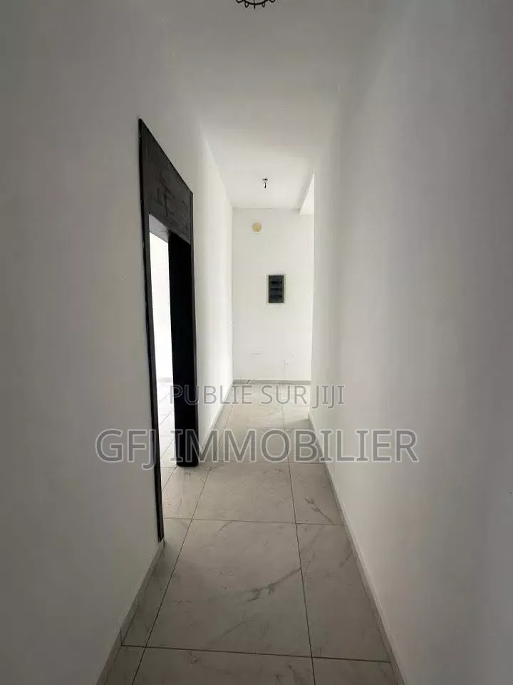 3chbre Appartement dans Francis Gweh, Cocody à Louer