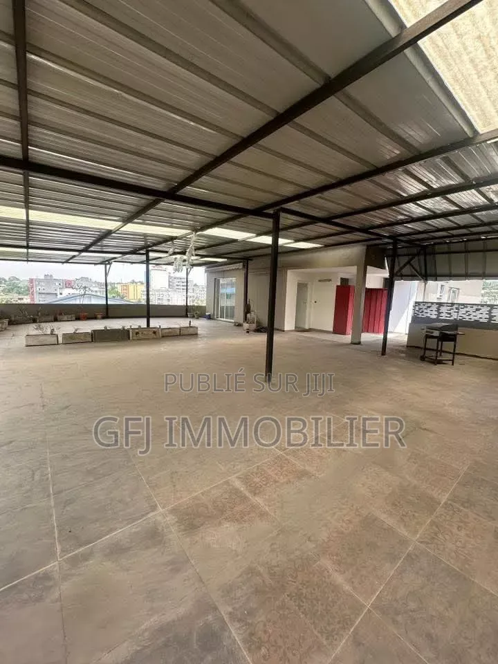 3chbre Appartement dans Francis Gweh, Cocody à Louer