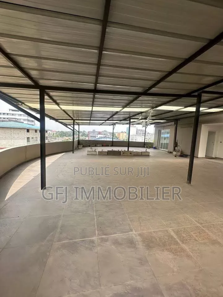 3chbre Appartement dans Francis Gweh, Cocody à Louer