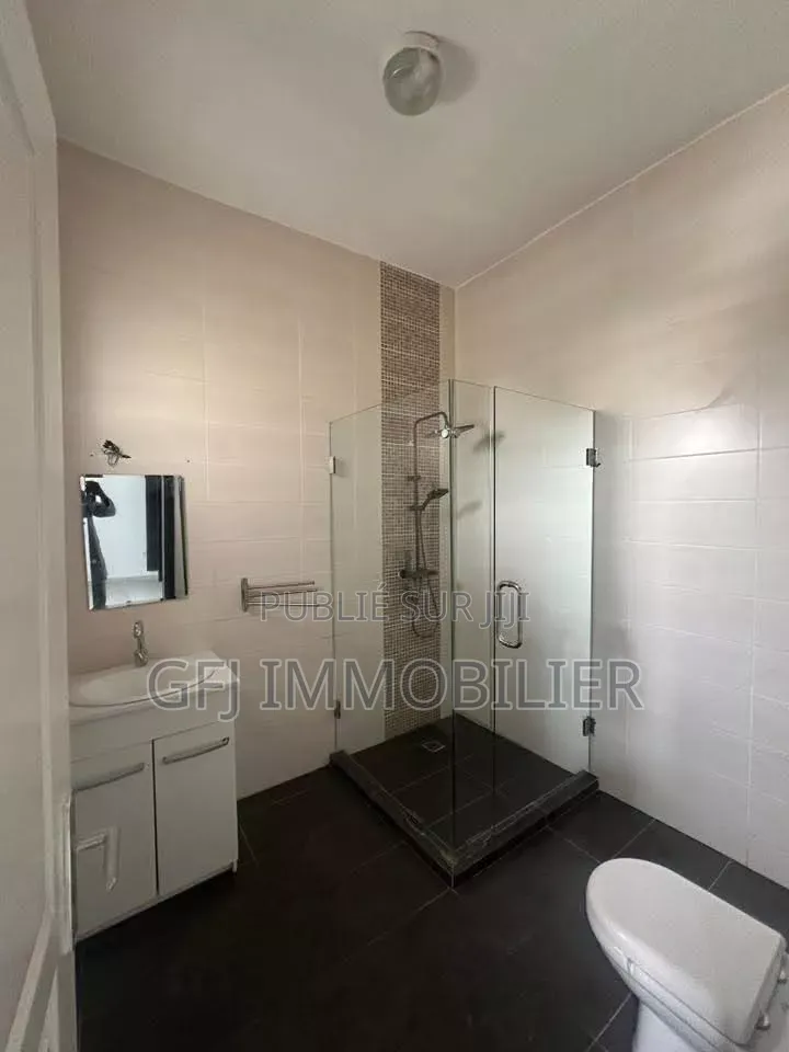 3chbre Appartement dans Francis Gweh, Cocody à Louer