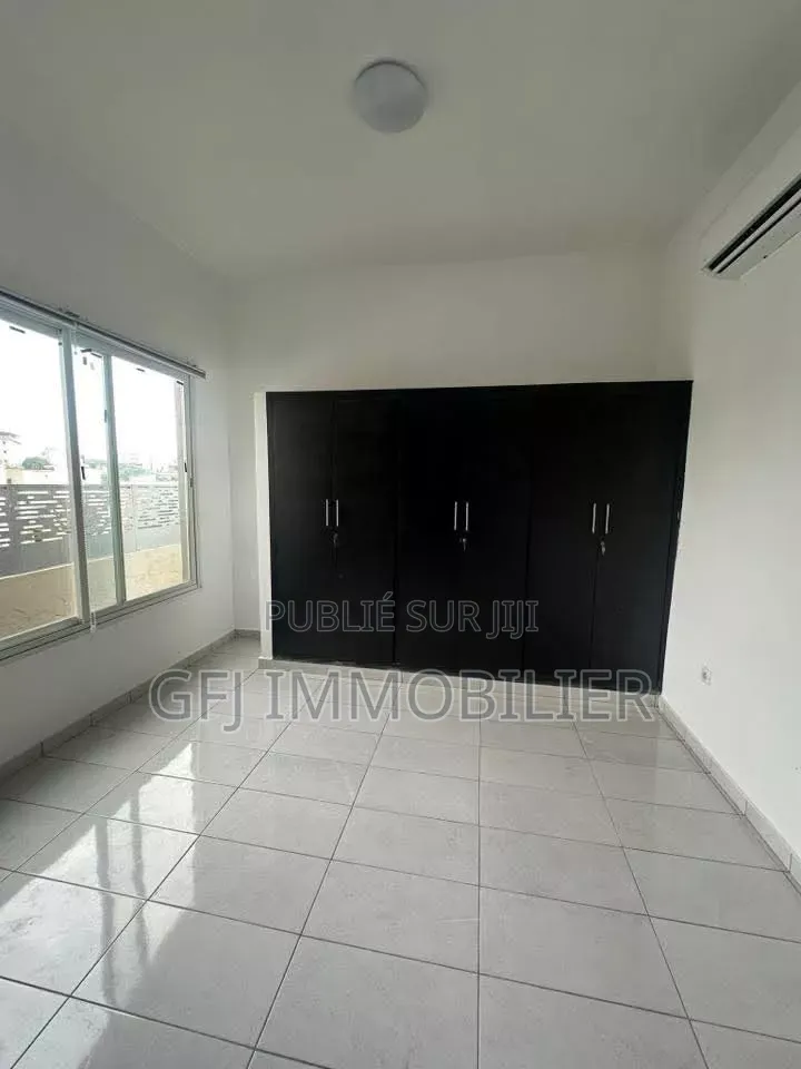 3chbre Appartement dans Francis Gweh, Cocody à Louer